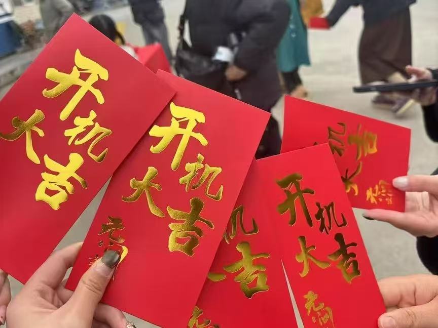 蜜丝卡伦化妆培训：学员刚杀青就接新组，影视实战闭环打破接单困局